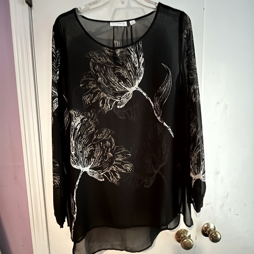 Susan Graver black/white floral sheer high/lo top size 14.
